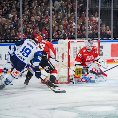Viel Verkehr vor dem Tor von Haie-Goalie Tobias Ancicka.