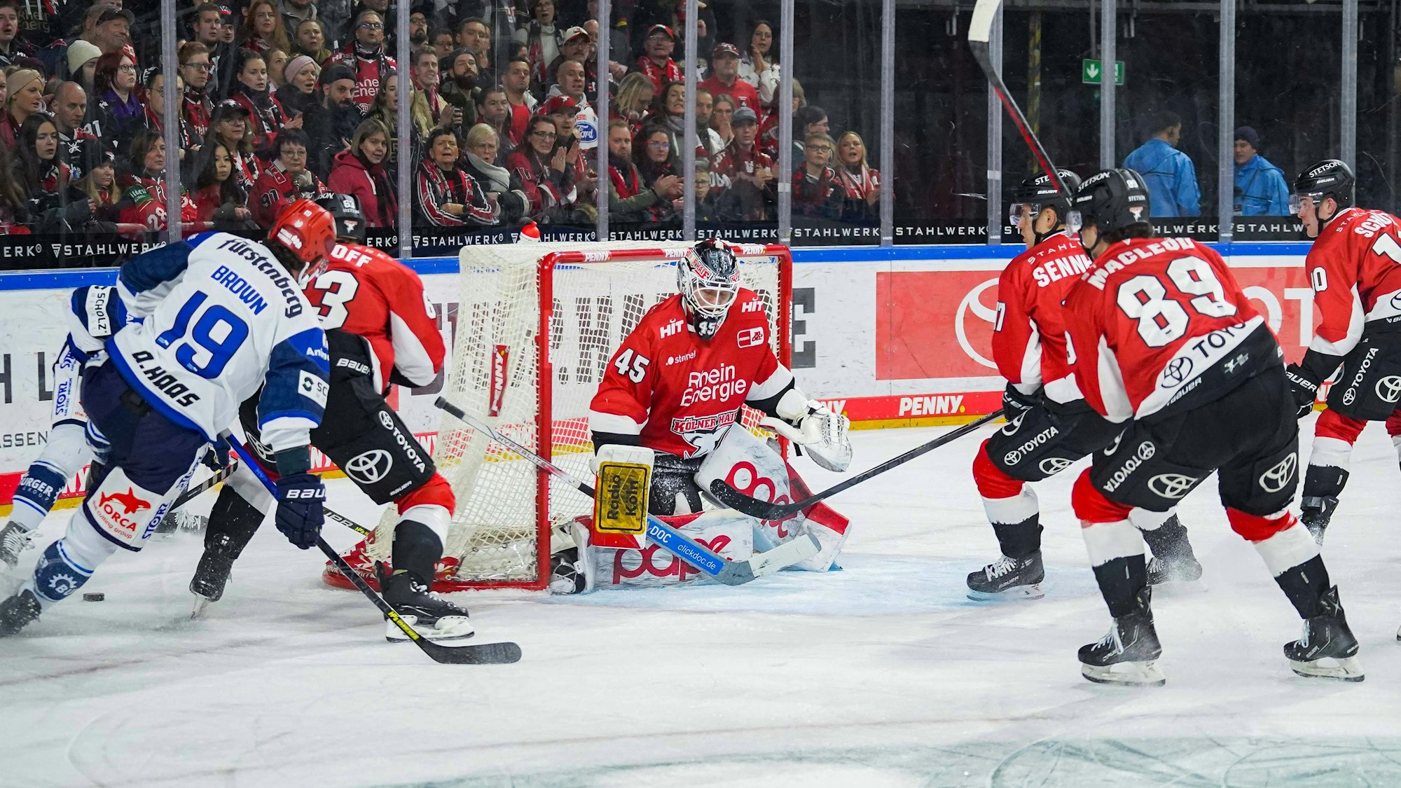 Viel Verkehr vor dem Tor von Haie-Goalie Tobias Ancicka.