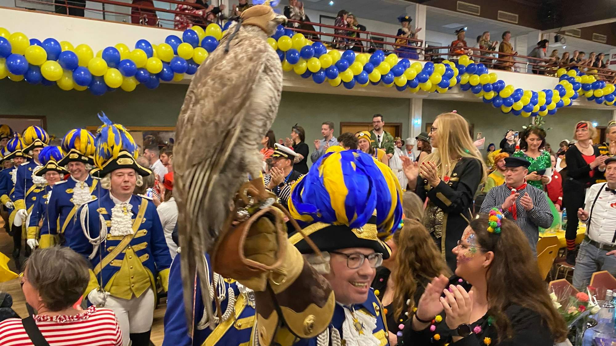 Zu sehen sind die uniformierten Karnevalisten der Falkenjäger beim feierlichen Empfang im Tanzsportzentrum.