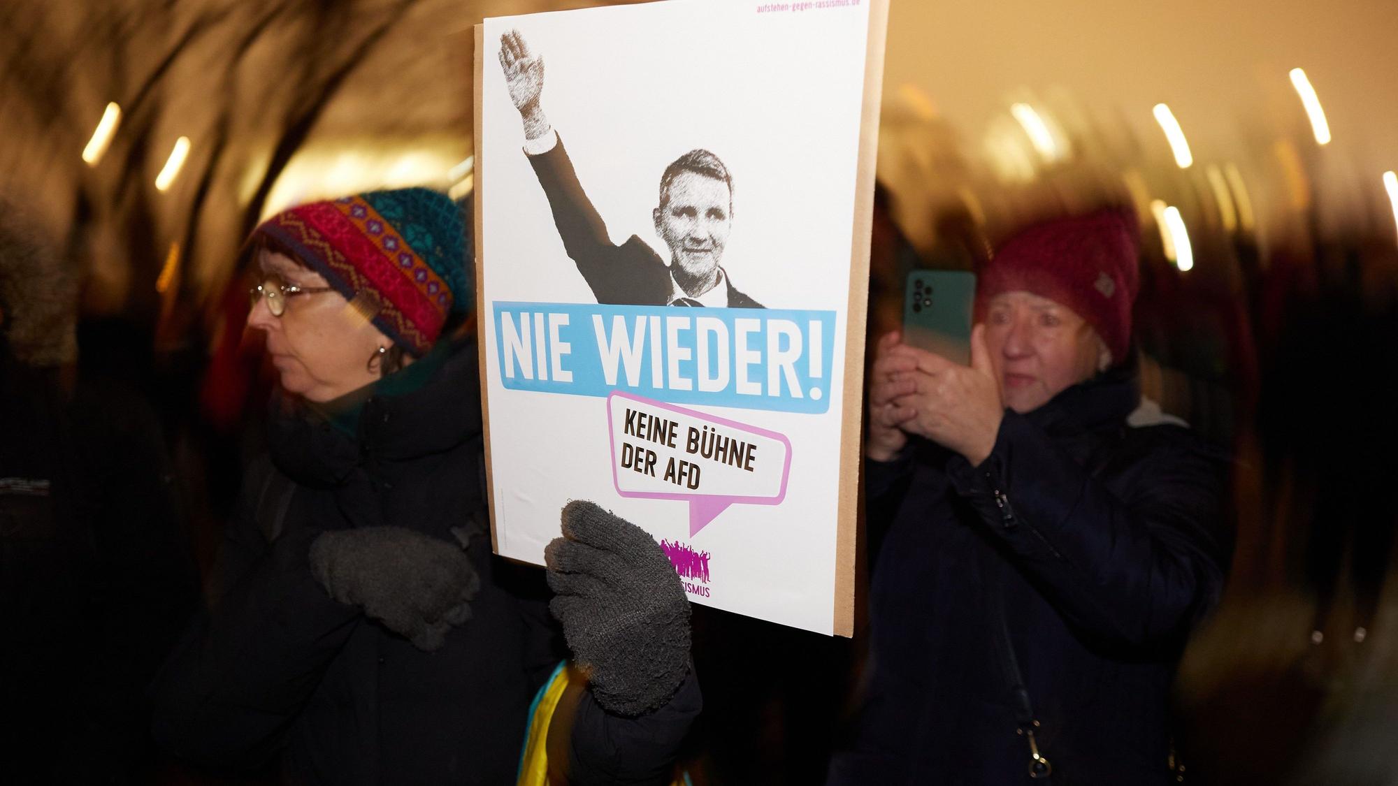 12.01.2024, Berlin: Eine Demonstration unter dem Motto «AfD Verbot prüfen - jetzt!» findet vor dem Bundeskanzleramt statt.