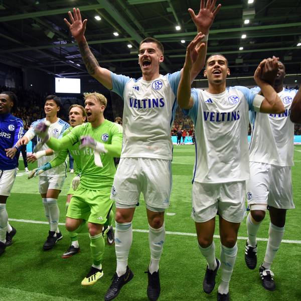 Die Schalker Fußballer reißen die Arme hoch und jubeln ihren Fans zu.