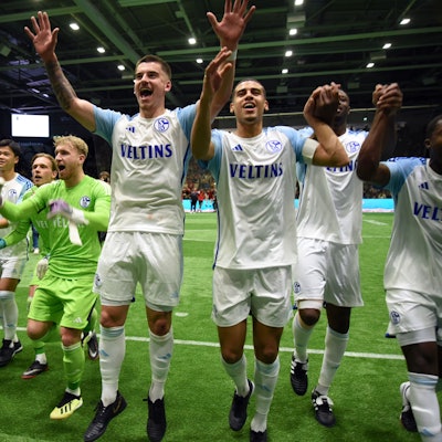 Die Schalker Fußballer reißen die Arme hoch und jubeln ihren Fans zu.