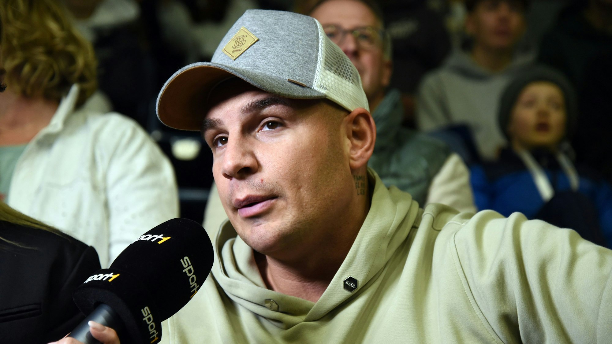 Pietro Lombardi in einer Interviewsituation.