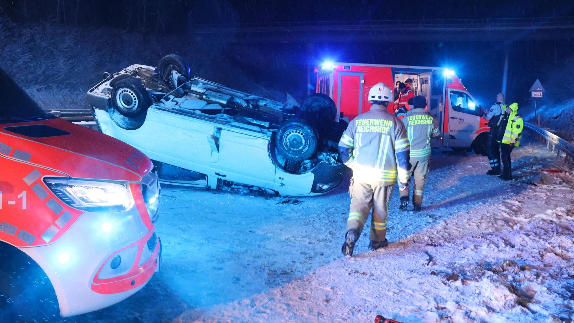 Ein Auto liegt nach einem Unfall auf dem Dach.