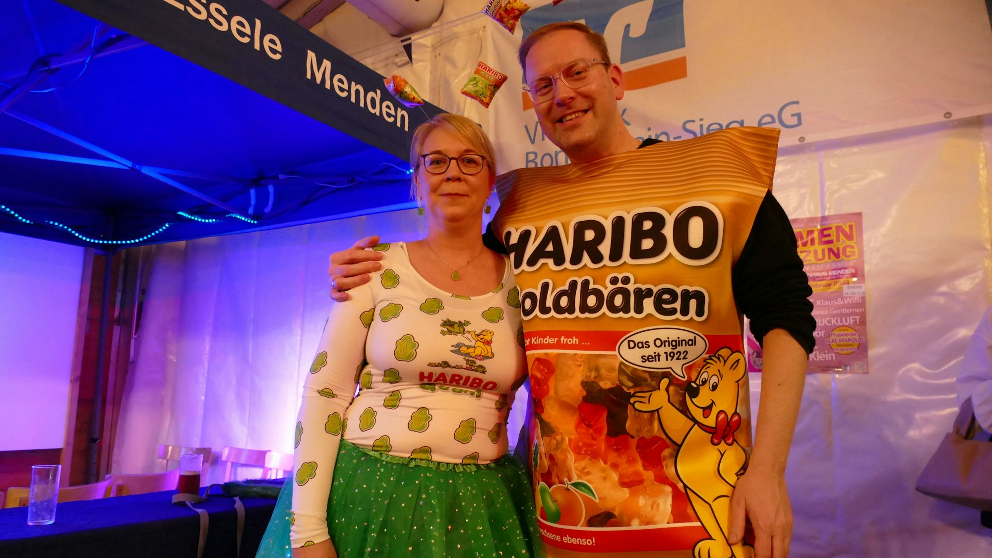 Ein Mann ist als Haribo-Tüte verkleidet.