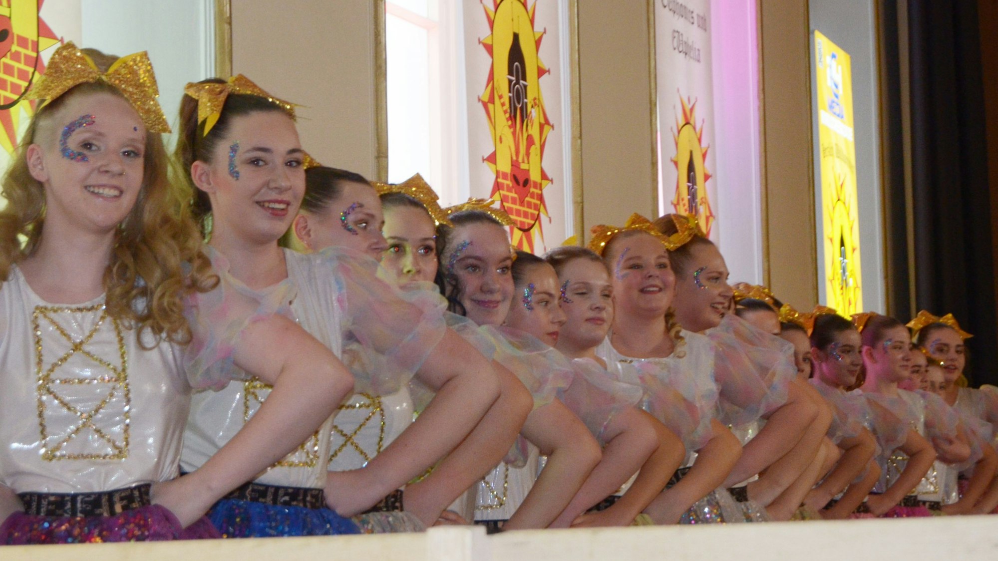 Die Tänzerinnen der Gruppe EUphonics haben sich auf der Casino-Bühne aufgereiht und genießen freudestrahlend den Applaus des Publikums.