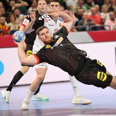 Johannes Golla und die deutsche Nationalmannschaft haben ihr zweites Gruppenspiel bei der Handball-EM gegen Nordmazedonien souverän gewonnen.