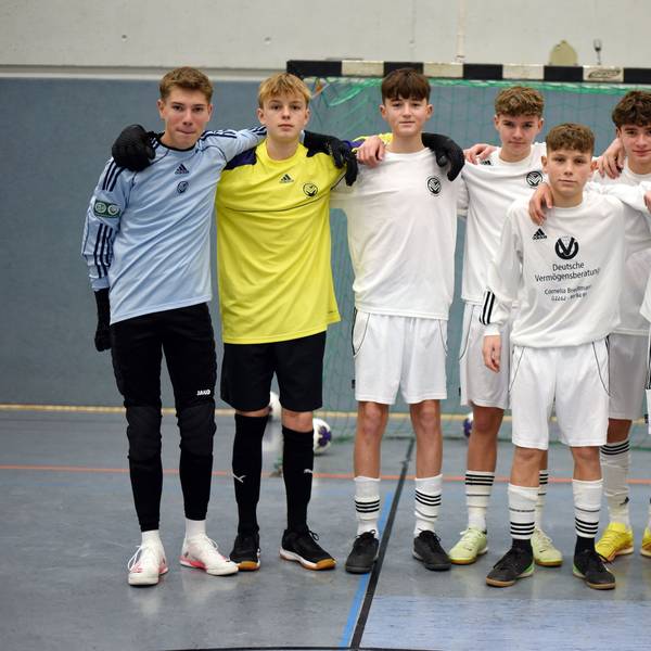 Das Team des Fußballkreises Berg hat sich vor dem Tor aufgestellt.