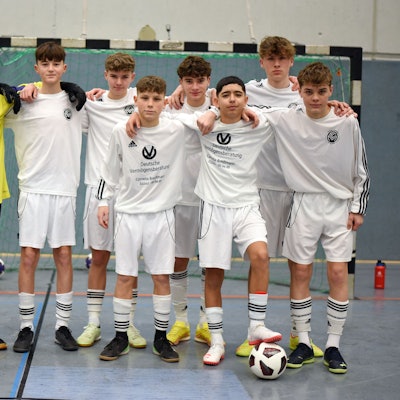 Das Team des Fußballkreises Berg hat sich vor dem Tor aufgestellt.