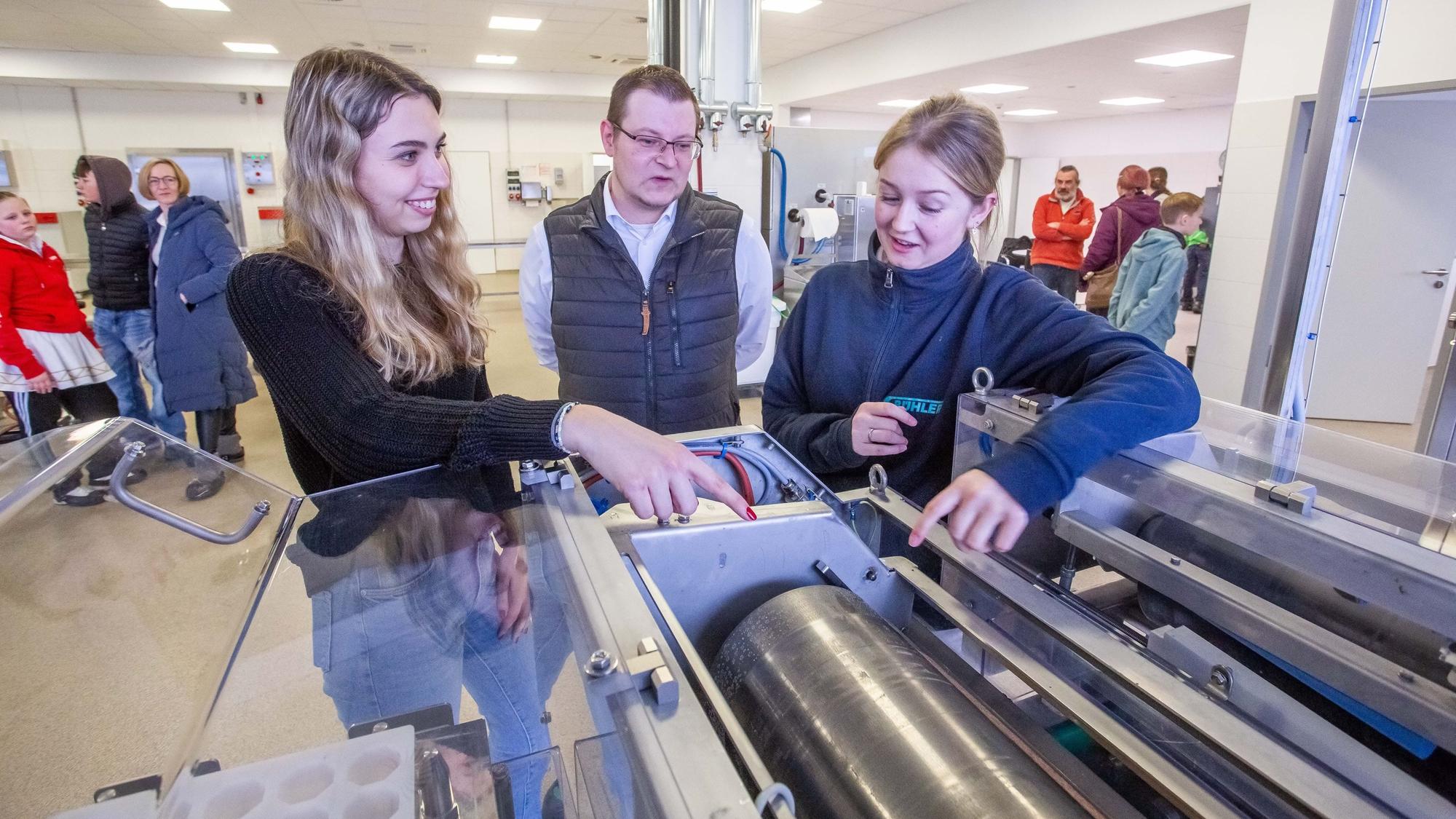 Bei der Firma Bühler beantworten Celine Tellesch, Auszubildende Technische Produktdesignerin, Personalleiter Hendrik Bastert und Süßwarentechnologin Jana Liel Ottinger die Fragen der Besucher.