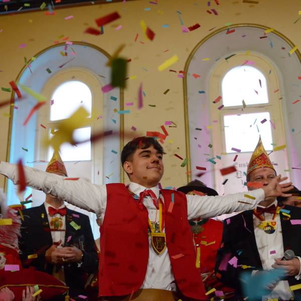Der neue Euskirchener Küfer Ricardo steht mit anderen Karnevalisten und Bürgermeister Sacha Reichelt im Konfettiregen auf der Bühne des Casinos.