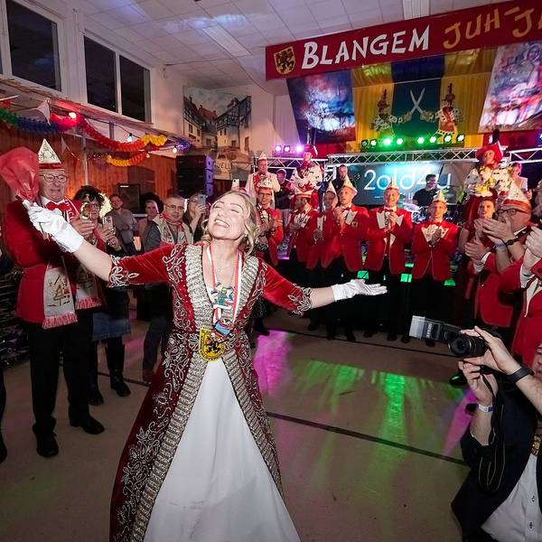 Prinzessin Dilek lässt sich feiern und genießt den Moment. Sie ist umringt von den Blankenheimer Karnevalisten, die im Takt zur Musik klatschen.