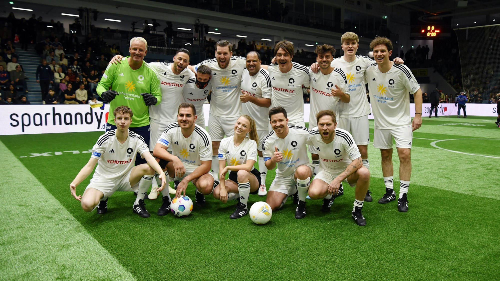 Das Prominententeam von Nico Santos präsentiert sich den Fotografen.