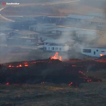 Dieses Foto zeigt Lava neben einem Gebäude in der Nähe der Stadt Grindavík. Die Lava hat mehrere Häuser zerstört.