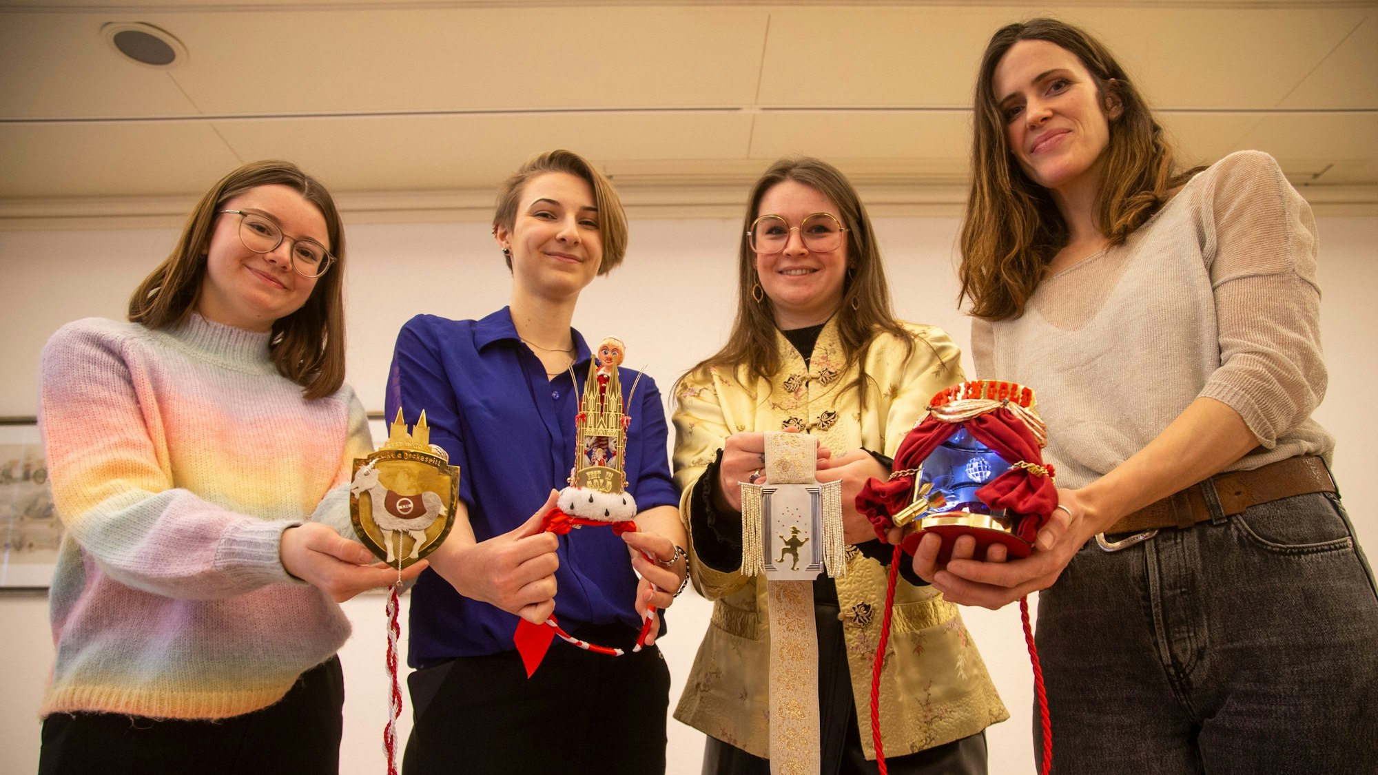 Die Preisträgerinnen mit den von ihnen gefertigten Orden: Xenia Born (v.l.), Sina Schnabel, Sara Helms und Hannah Bücker.
