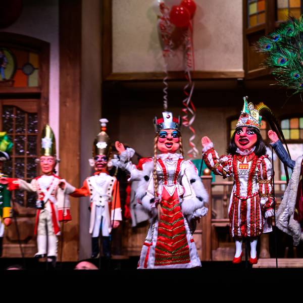 Die Zukunft hat im Hänneschen-Theater schon begonnen. In der Puppensitzung taucht das erste weibliche Kölner Dreigestirn auf.