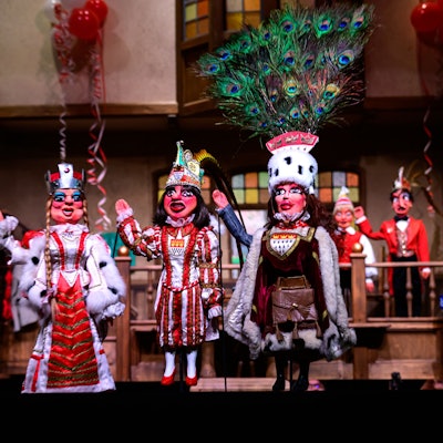 Die Zukunft hat im Hänneschen-Theater schon begonnen. In der Puppensitzung taucht das erste weibliche Kölner Dreigestirn auf.