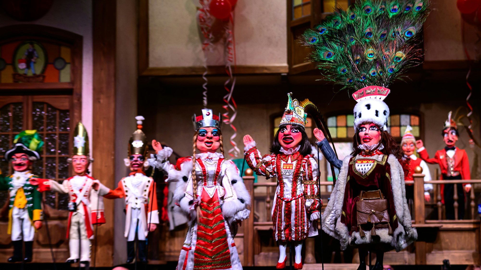 Die Zukunft hat im Hänneschen-Theater schon begonnen. In der Puppensitzung taucht das erste weibliche Kölner Dreigestirn auf.