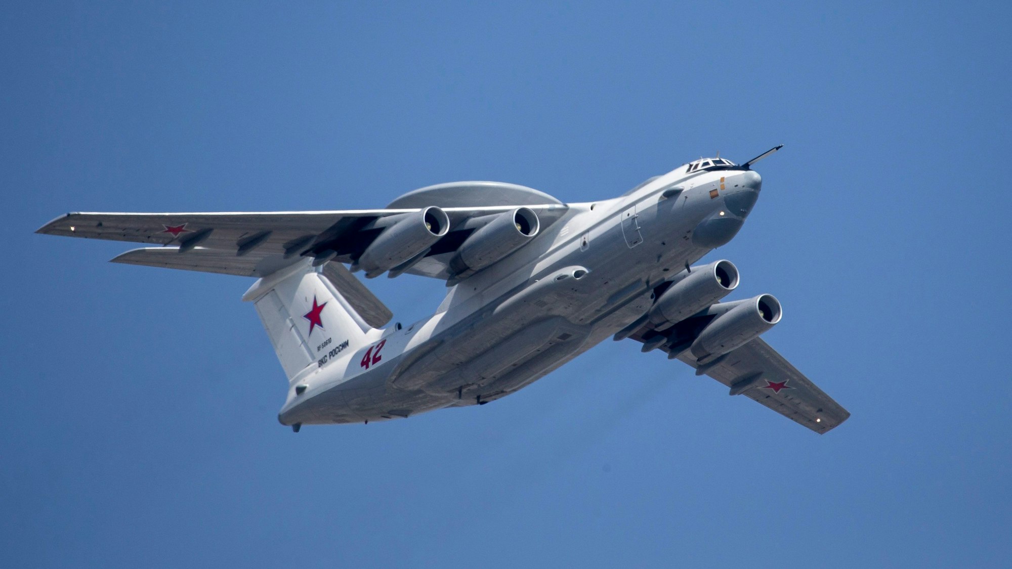Da waren es nur noch acht - oder sieben? Ein russisches Aufklärungsflugzeug A-50, hier 2019 bei einem Paradeflug über dem Roten Platz in Moskau.