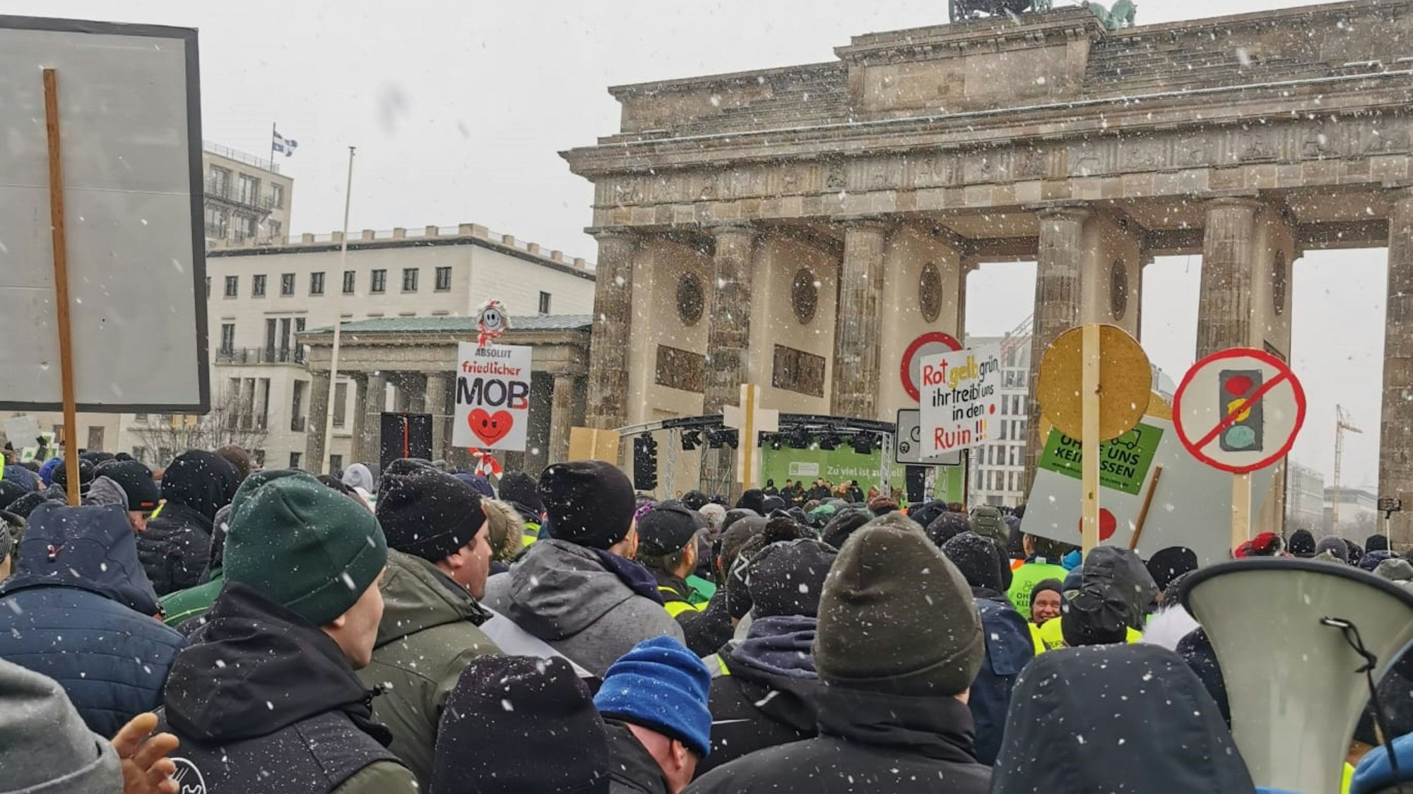 Menschenmenge vor dem Brandenburger Tor