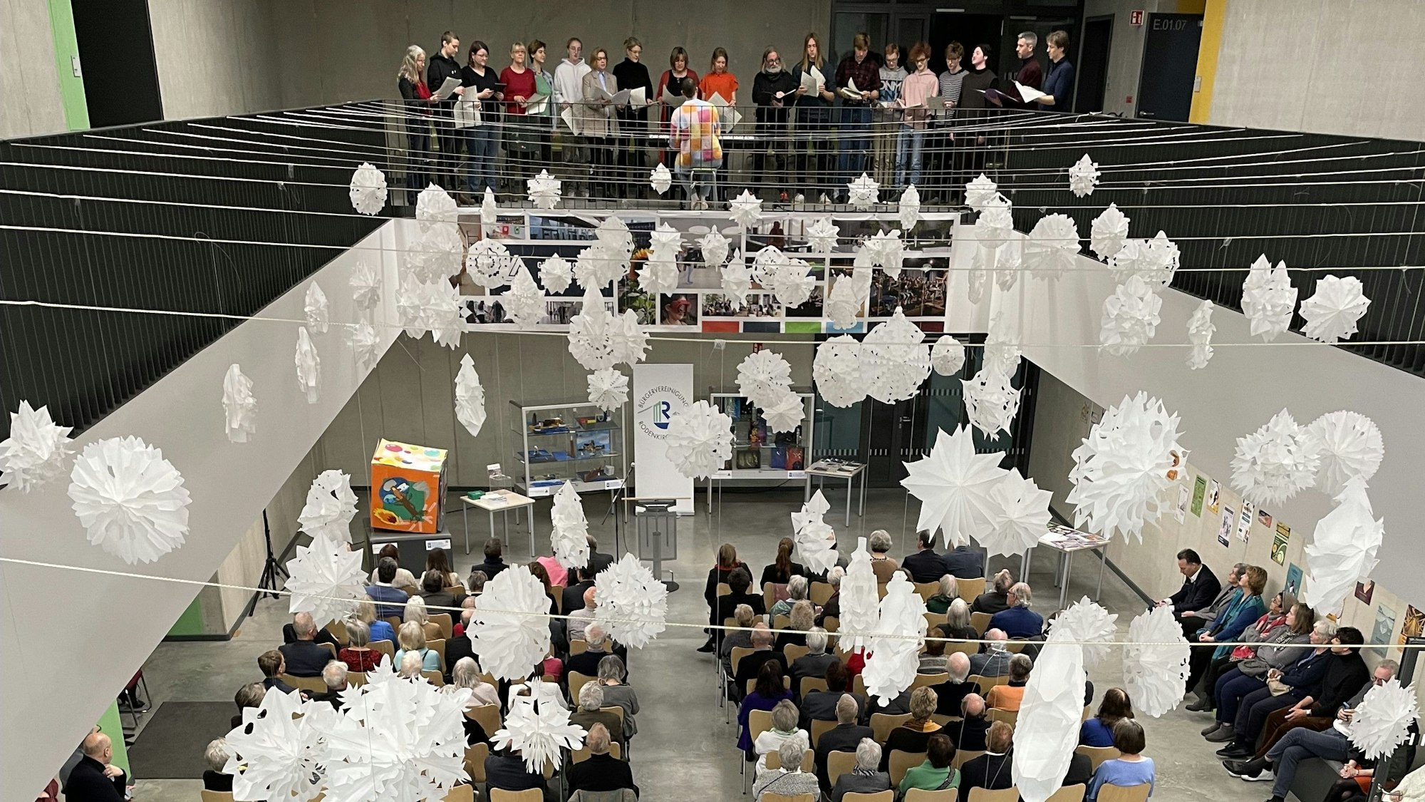 Ein Saal mit Empore, von oben fotografiert