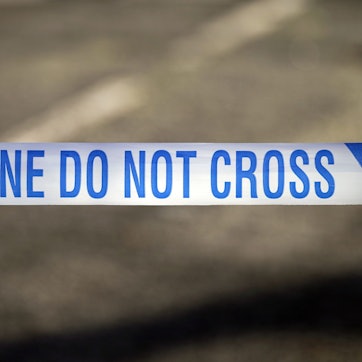 Ein Absperrband der britischen Polizei, aufgenommen in der Nähe eines mutmaßlichen Tatortes.