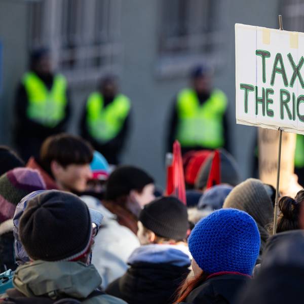 Vor dem Weltwirtschaftsforum in Davos protestieren Menschen gegen die ungleiche Verteilung des Reichtums.