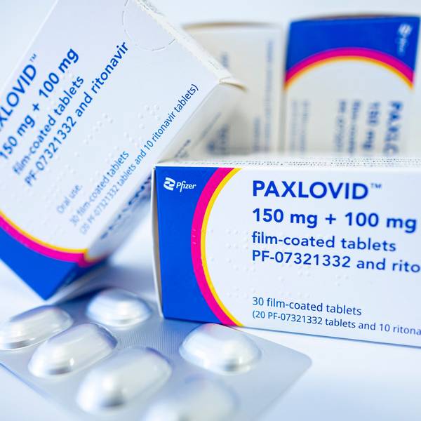 Das Medikament Paxlovid gegen Covid-19 vom Hersteller Pfizer liegt auf einem Tisch.