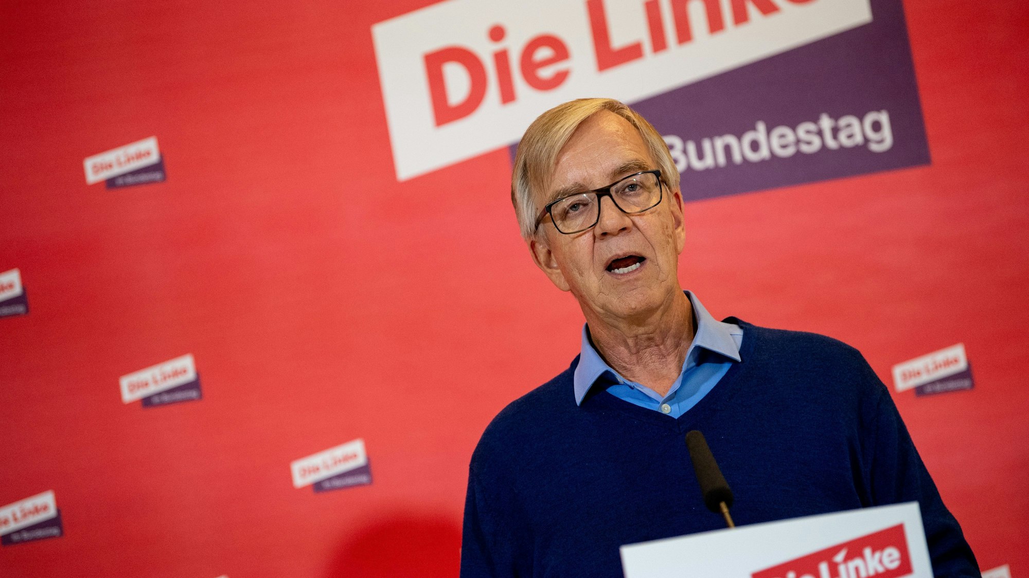27.11.2023, Berlin: Dietmar Bartsch (Die Linke), Linken-Fraktionsvorsitzender, spricht vor Beginn der Fraktionssitzung der Linken im Bundestag. (Zu dpa "Linke nach Karlsruher Urteil erleichtert: «Wir bleiben im Bundestag»") Foto: Melissa Erichsen/dpa +++ dpa-Bildfunk +++