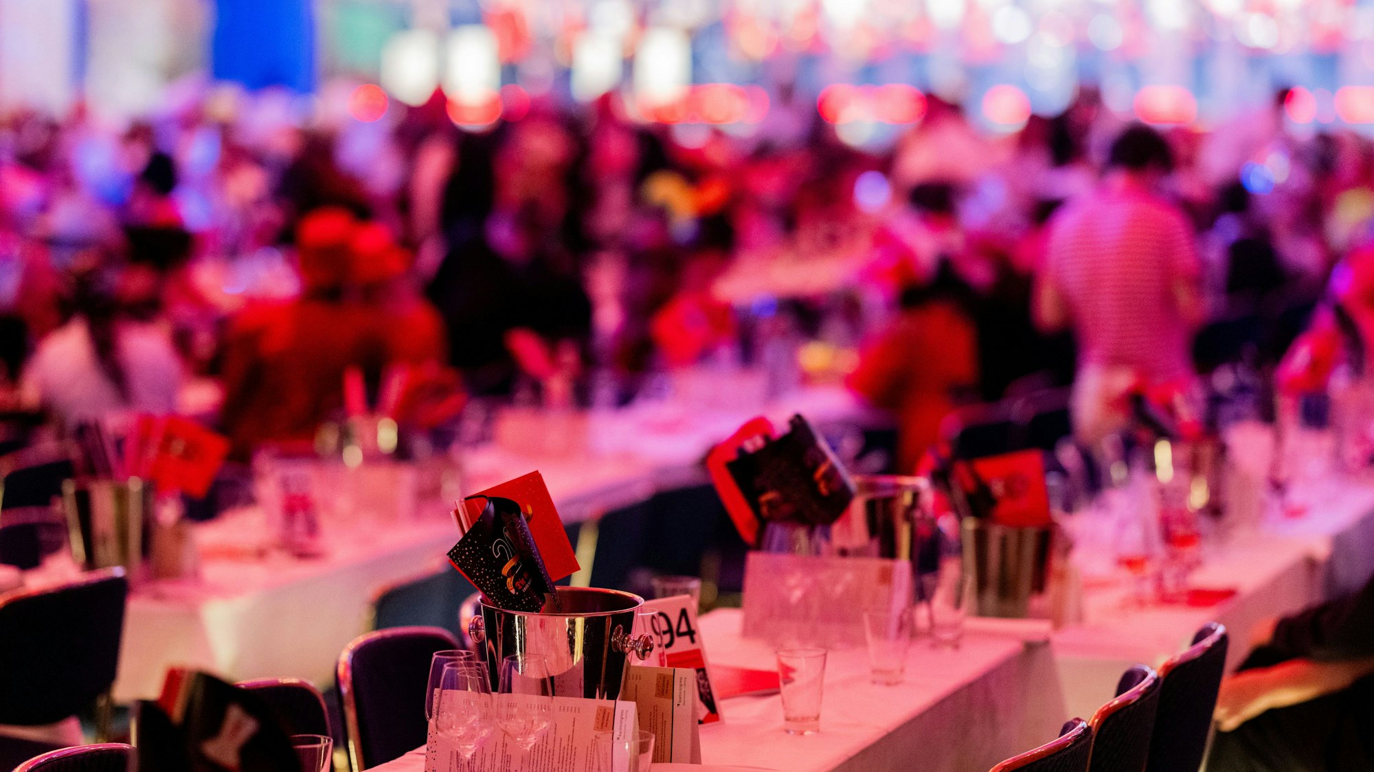 Leere Tische bei einer Karnevalssitzung.