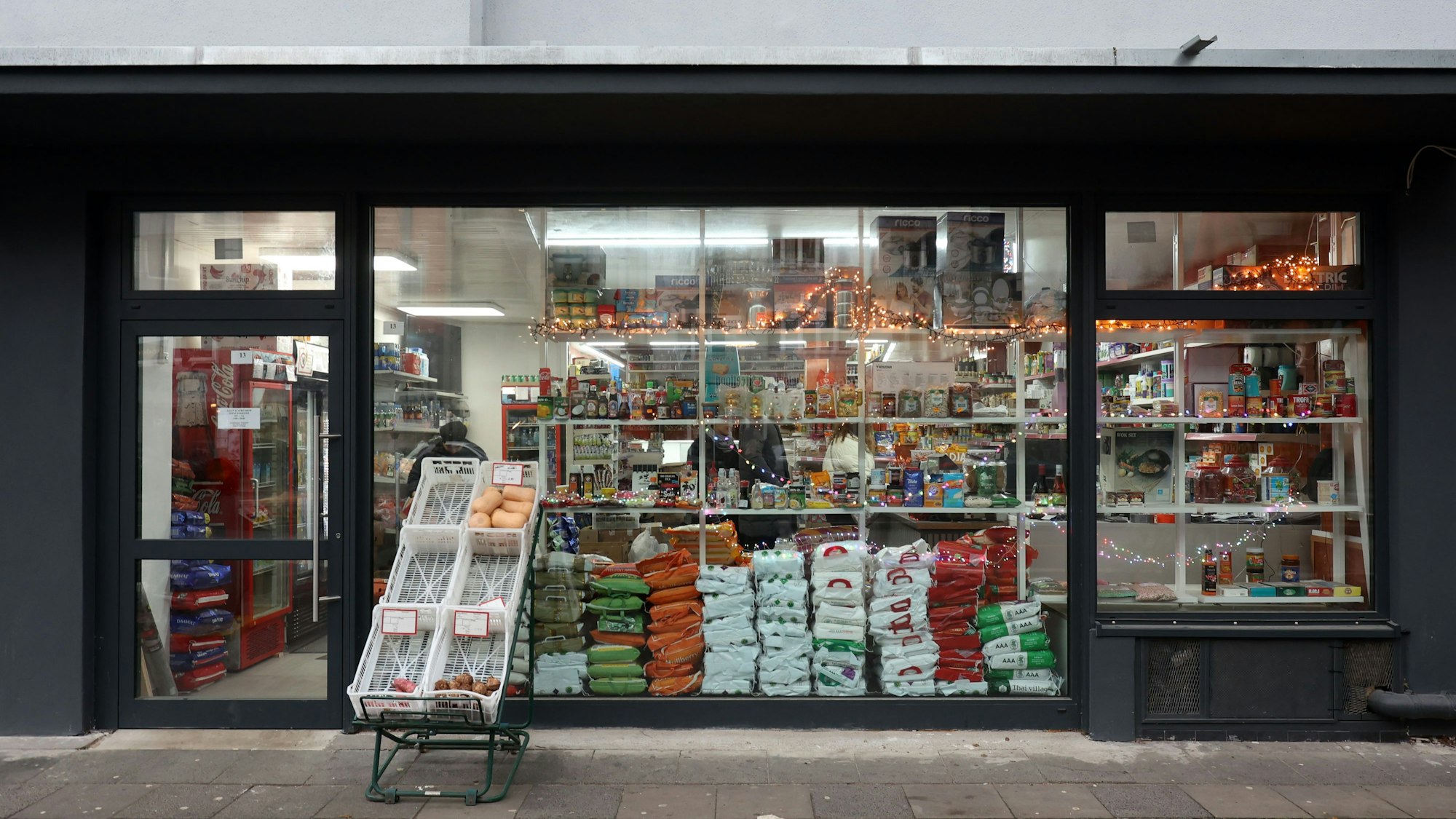 Blick auf de Schaufenster des „Asian & Afroshop“