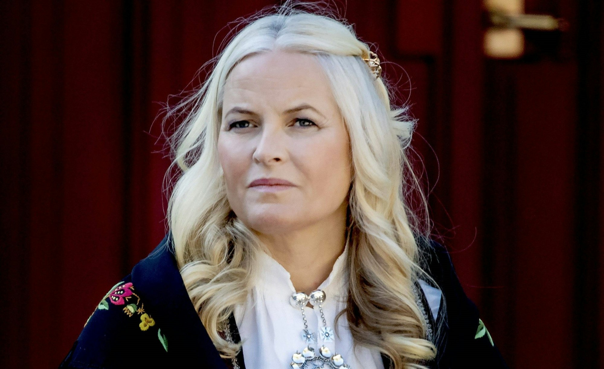 Kronprinzessin Mette-Marit schaut ernst.