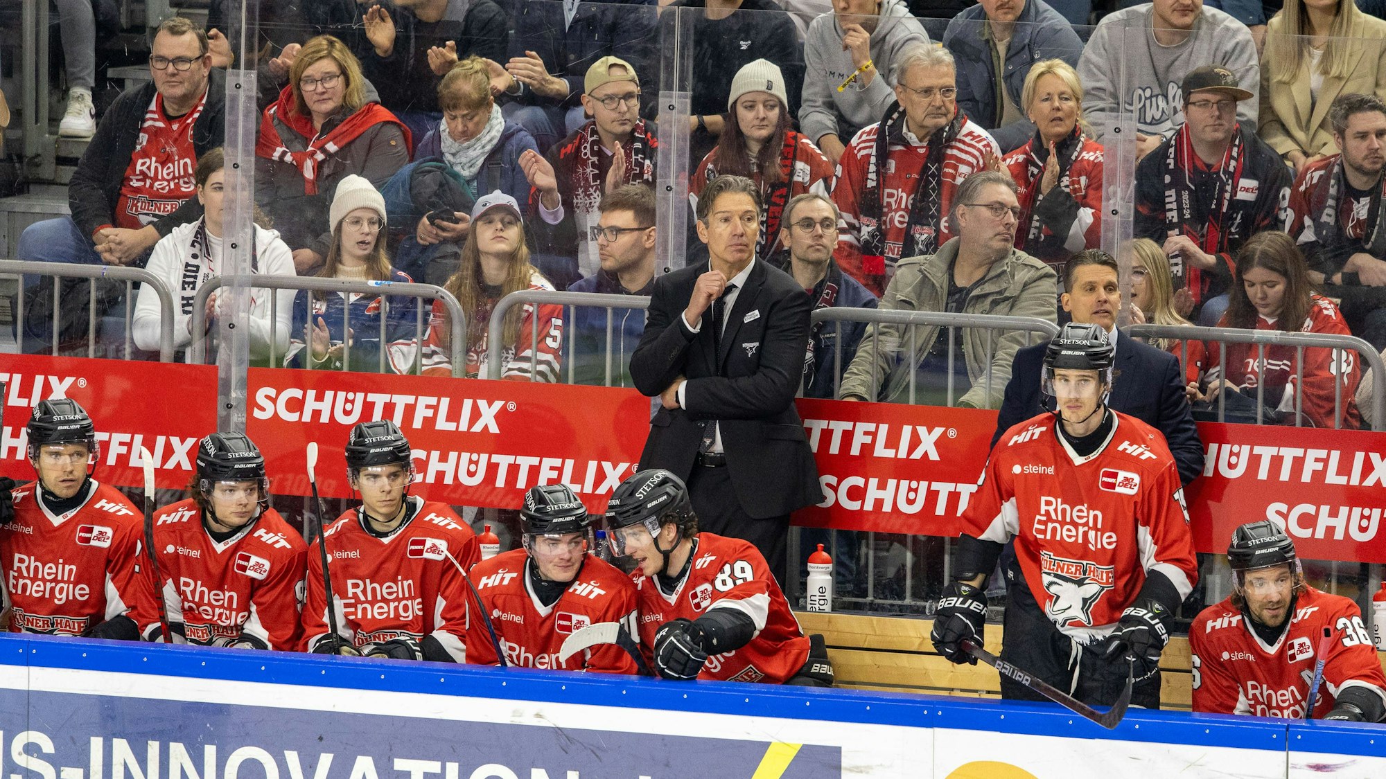 Uwe Krupp beim Spiel der Kölner Haie