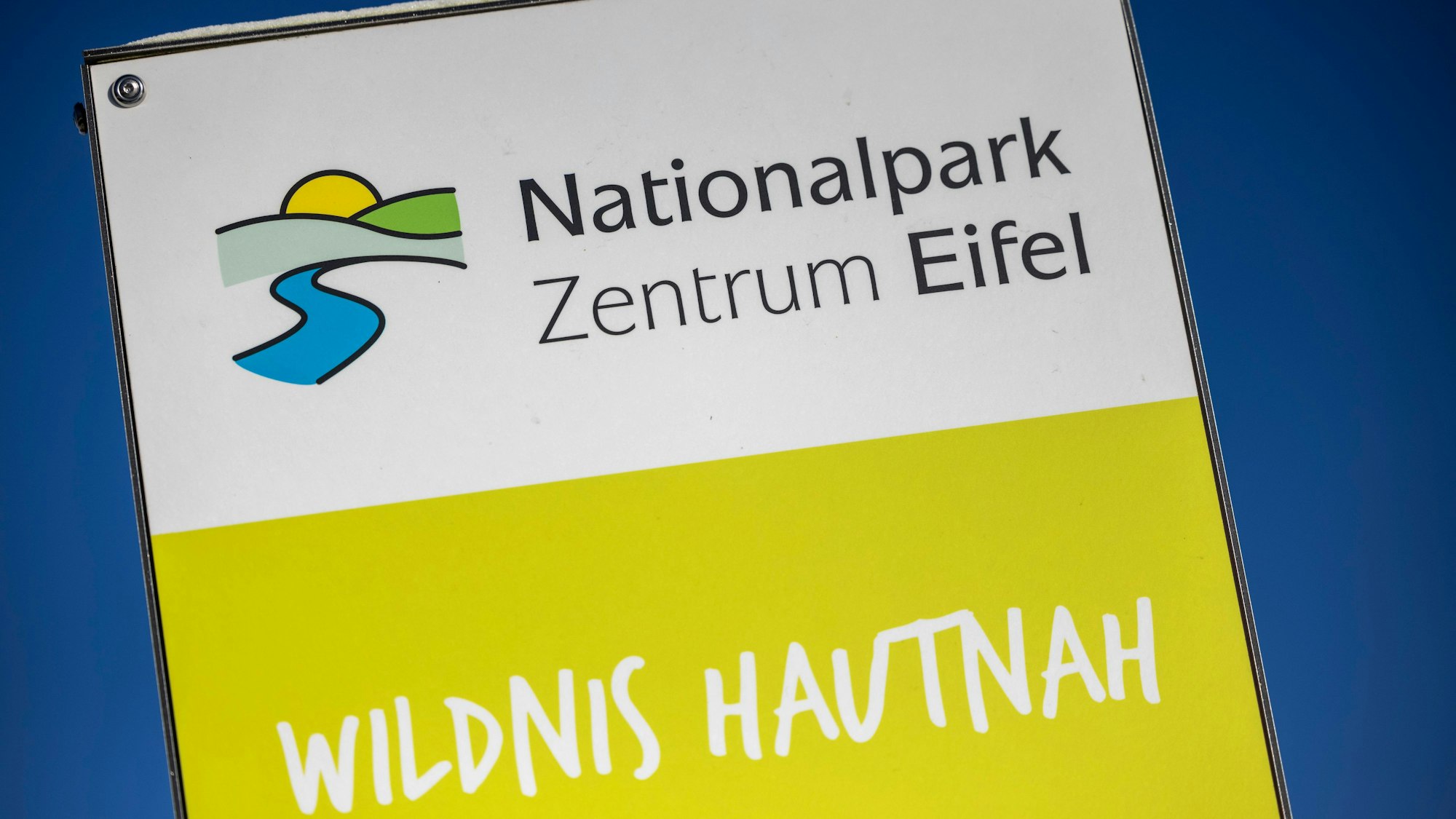 Ein Hinweisschild weist in Vogelsang auf den Nationalpark Eifel hin.