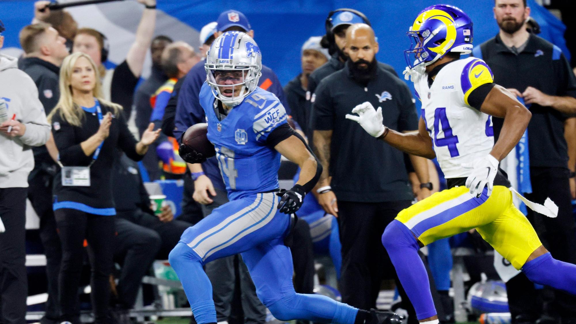 Amon-Ra St. Brown (14), Wide Receiver der Detroit Lions, wird von Ahkello Witherspoon (44), Cornerback der Los Angeles Rams, verfolgt.