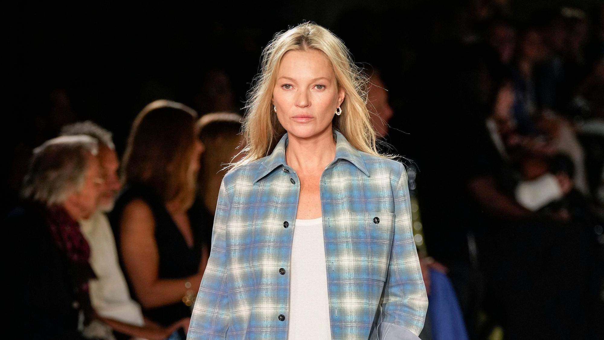 Supermodel Kate Moss trägt eine Kreation der Frühjahr-Sommer-Kollektion 2023 von Bottega Veneta auf der Modewoche in Mailand.