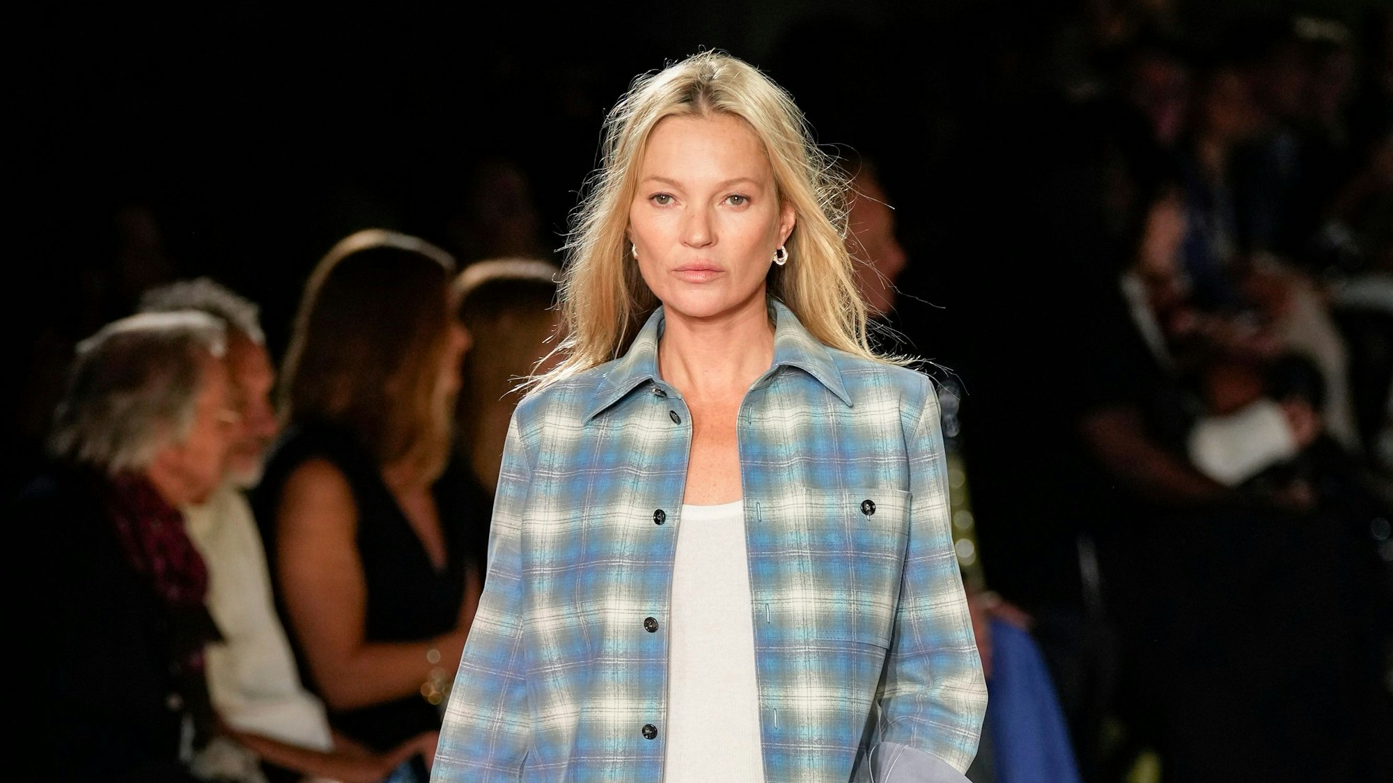 Supermodel Kate Moss trägt eine Kreation der Frühjahr-Sommer-Kollektion 2023 von Bottega Veneta auf der Modewoche in Mailand.