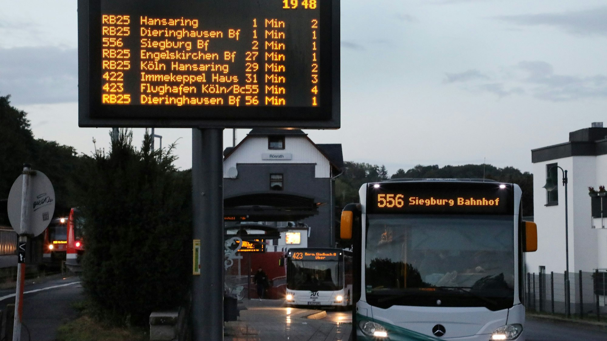 Am Bahnhof Rösrath halten auch zahlreiche Regionalbusse.