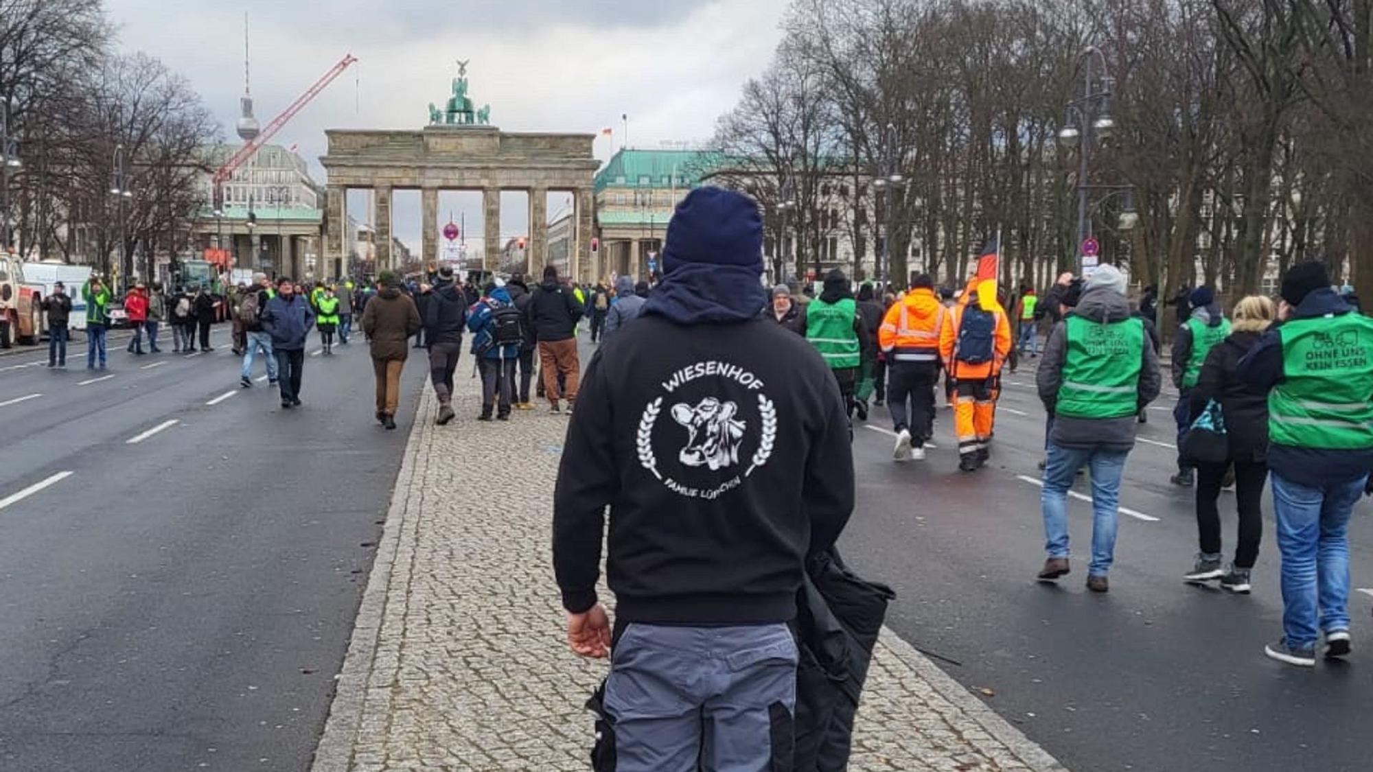 Der Auszubildende vom Wiesenhof in Wachtberg hat es mit der Delegation aus dem Rhein-Sieg-Kreis bis ans Brandenburger Tor in Berlin geschafft
