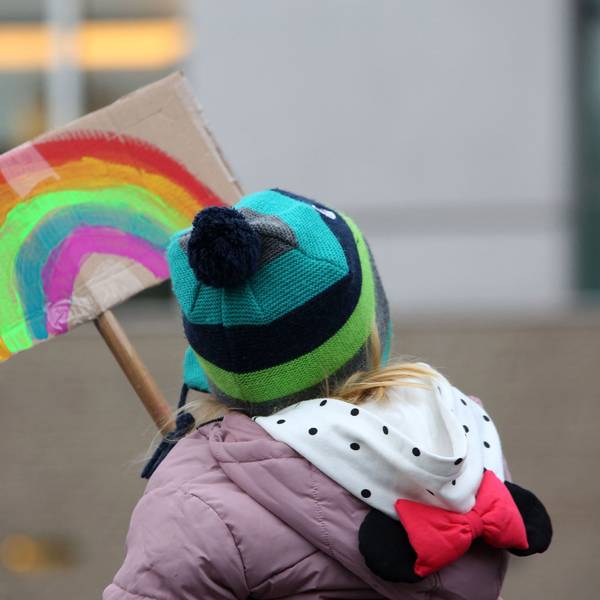 Auch dieses kleine Mädchen nimmt an einer Demo gegen rechten Exptremismus in Berlin teil.