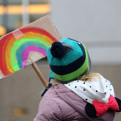 Auch dieses kleine Mädchen nimmt an einer Demo gegen rechten Exptremismus in Berlin teil.