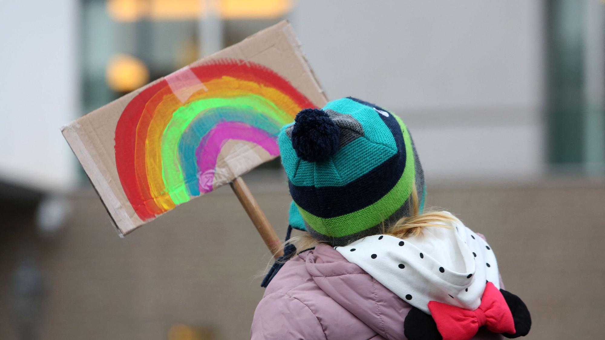 Auch dieses kleine Mädchen nimmt an einer Demo gegen rechten Exptremismus in Berlin teil.