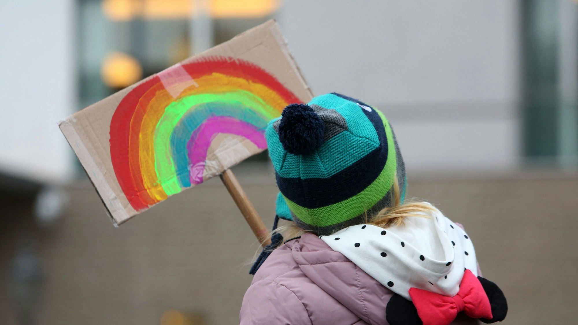 Auch dieses kleine Mädchen nimmt an einer Demo gegen rechten Exptremismus in Berlin teil.