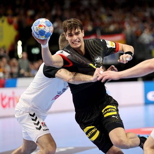 Deutschlands Julian Köster versucht sich gegen Nordmazedoniens Edvin Omeragikj und Tomislav Jagurinovski durchzusetzen.