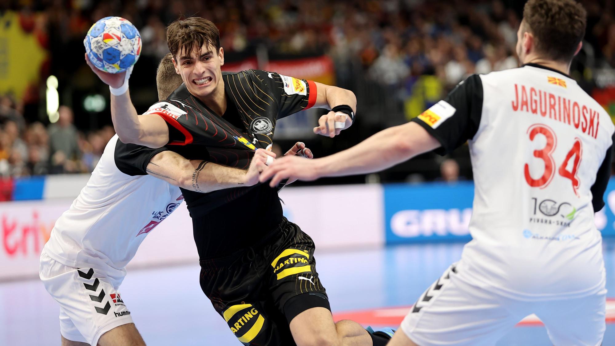 Deutschlands Julian Köster versucht sich gegen Nordmazedoniens Edvin Omeragikj und Tomislav Jagurinovski durchzusetzen.