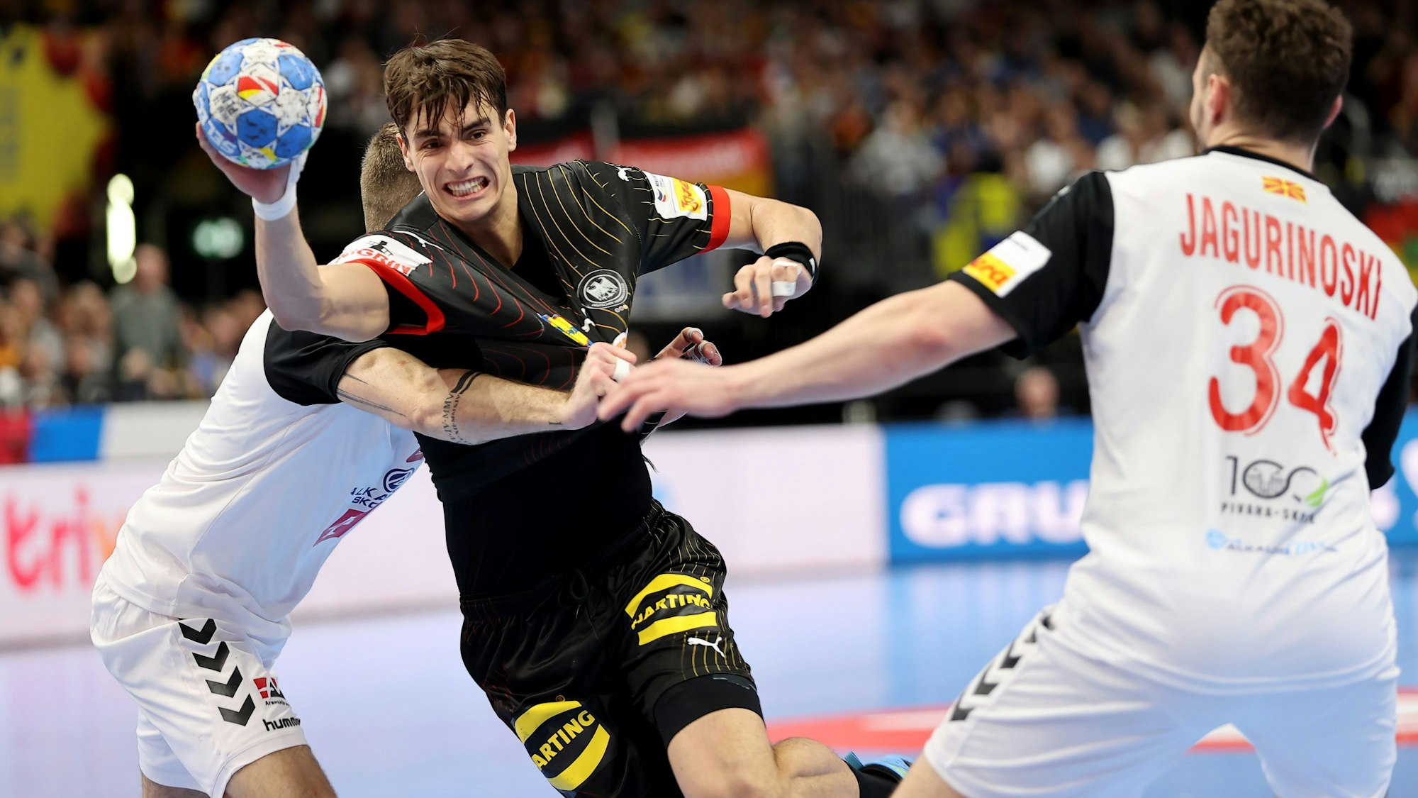 Deutschlands Julian Köster versucht sich gegen Nordmazedoniens Edvin Omeragikj und Tomislav Jagurinovski durchzusetzen.