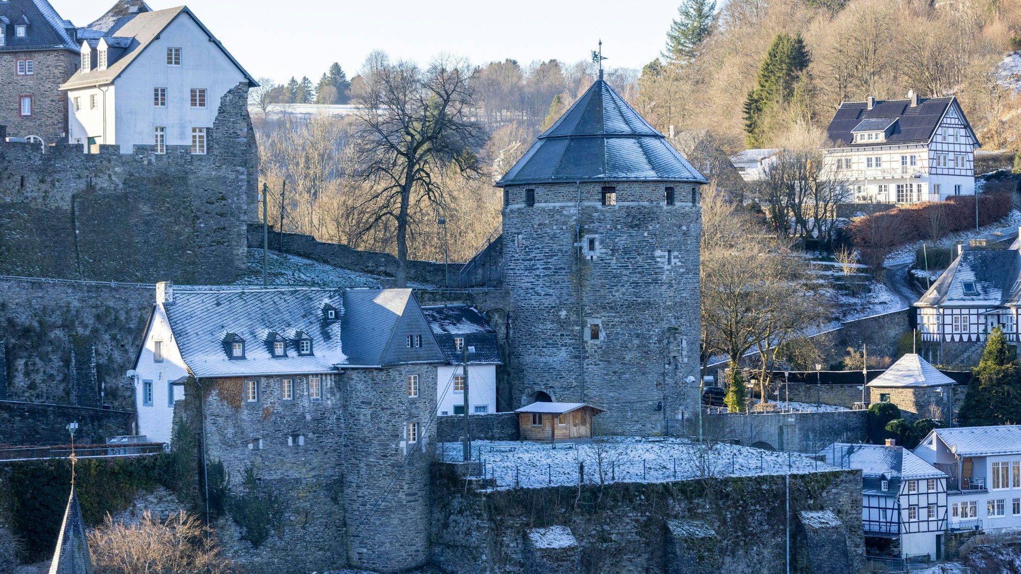 Monschau: Schnee liegt in Monschau auf den Dächern des Ortes.