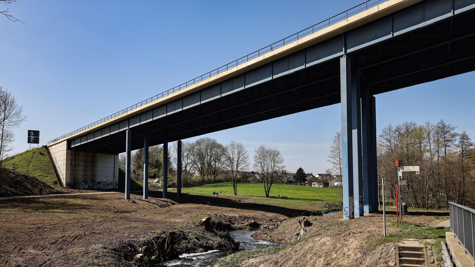 ARCHIV - 05.04.2023, Nordrhein-Westfalen, Aachen: Die Haarbachtalbrücke, auf der Die Autobahn A544 verläuft. Die A544 wird am Montag ab 9 Uhr zwischen den Anschlussstellen Würselen und Aachen-Europaplatz in beide Fahrtrichtungen für 22 Monate voll gesperrt. (Zu dpa: «A544 bei Aachen voll gesperrt - Brückensprengung am 30. Januar») Foto: Oliver Berg/dpa +++ dpa-Bildfunk +++