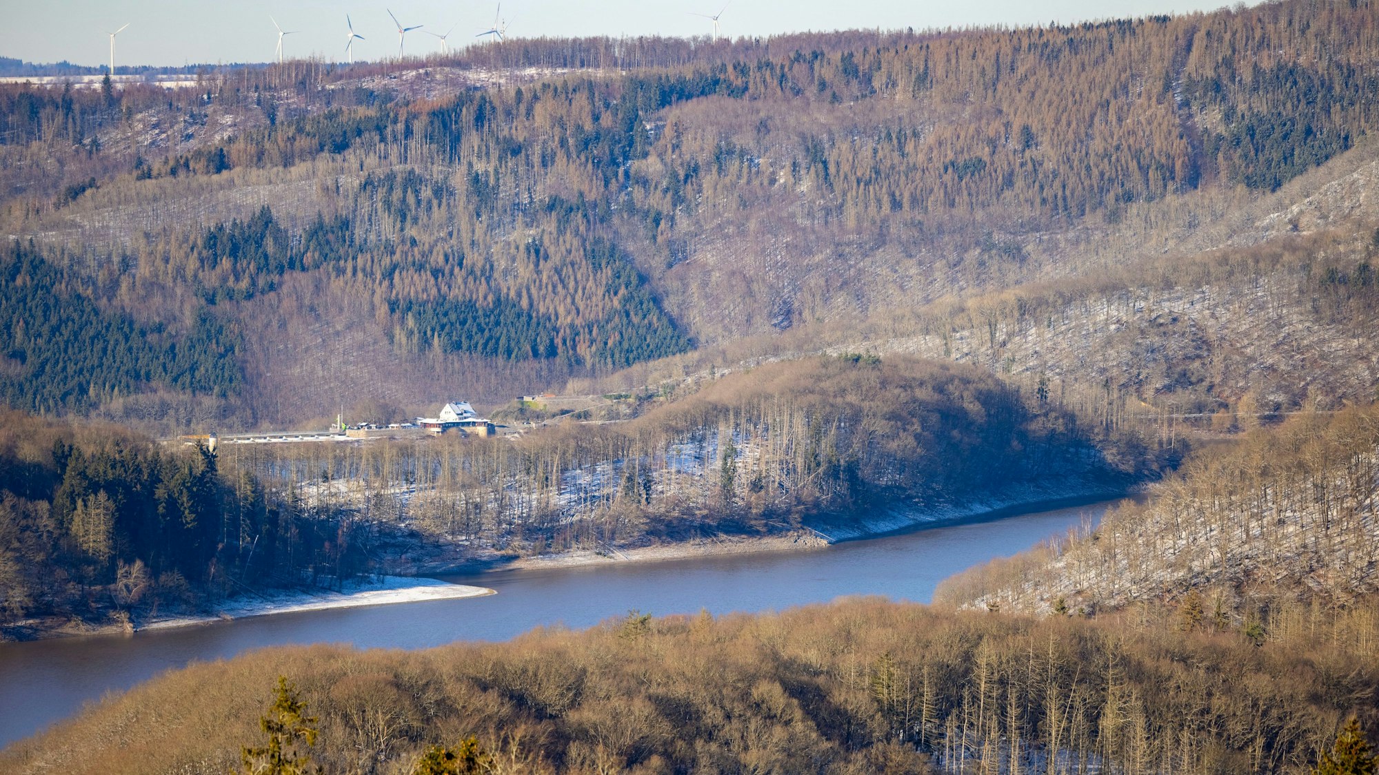 Vogelsang: Blick auf den winterlichen Rursee in der Eifel.