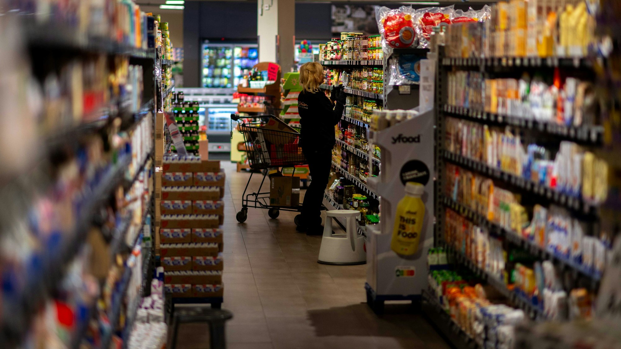 In einem Edeka-Markt sind die Gänge absichtlich nicht so hell beleuchtet.